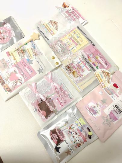 ◜..°♡打包记录◝..°♡
拍出了迄今为止个人认为最好看的打包图！！是好看的吧？？！？(´,,•ω•,,｀)

这是给一位超级快就回购的宝宝的包装。
因为工作日都比较忙所以发货有点晚了抱歉。

关于