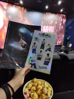1.爆米花+可乐，15。还给了张杰的演唱会宣传单。
2.IM