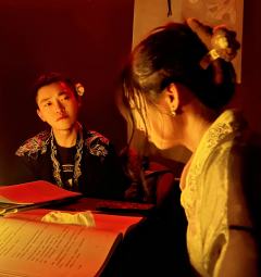 “江湖犹念故人碑，来年又芳菲。”
“山河仍在，苍天不老，青史