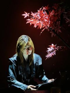 “江湖犹念故人碑，来年又芳菲。”
“山河仍在，苍天不老，青史