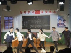 是开心麻花根据爆笑经典IP《夏洛特烦恼》改编的,经典名场面一