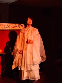 若非群魔盛唐见，会向戏台月下逢。

《极乐》极度快乐，TA痛