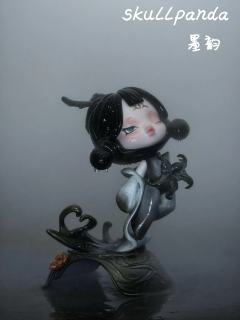 墨韵凝香藏雅意，仙姿带雨立幽庭