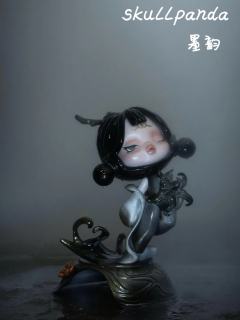 墨韵凝香藏雅意，仙姿带雨立幽庭