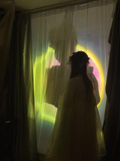 靠近你，看见你，触碰你，
可惜我无法救你，
你便成了我的孽障