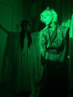 靠近你，看见你，触碰你，
可惜我无法救你，
你便成了我的孽障