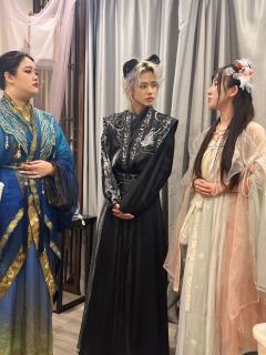 靠近你，看见你，触碰你，
可惜我无法救你，
你便成了我的孽障