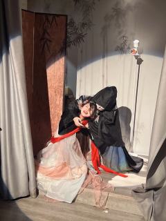 靠近你，看见你，触碰你，
可惜我无法救你，
你便成了我的孽障