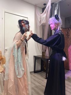 靠近你，看见你，触碰你，
可惜我无法救你，
你便成了我的孽障