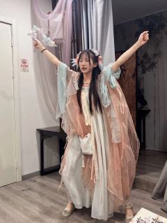 靠近你，看见你，触碰你，
可惜我无法救你，
你便成了我的孽障