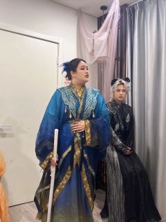 靠近你，看见你，触碰你，
可惜我无法救你，
你便成了我的孽障