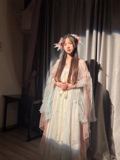 靠近你，看见你，触碰你，
可惜我无法救你，
你便成了我的孽障