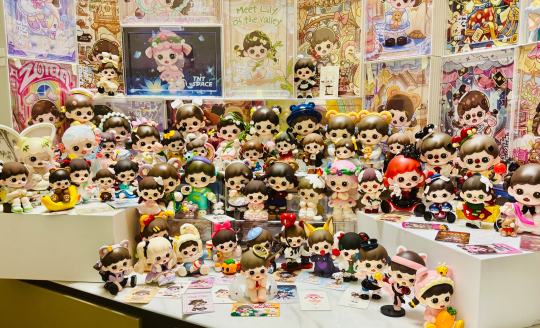 24年开始接触潮玩这个圈子，入坑的第一个IP就是妹宝，一路走到现在，从开始的盲盒到吊卡再到大娃，妹妹给我提供了很多的情绪价值，每一个妹宝都各具特点，真的难以自拔hhh！希望在接下来的时间里可以见证妹宝