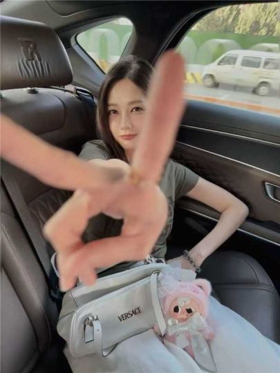 Pippy烫手山宇宙系列毛绒盲盒震撼来袭[爱心]自带话题与热度，萌力全开。可拆卸衣装设计，✨
让玩家轻松为娃娃换装！软萌俏皮的神态，古灵精怪的大小眼设计，完美诠释PIPPY对世界的好奇心！来三福
一起