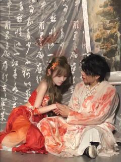 “梧桐叶落秋意浓，此后唤你戚梧可好。”
“夏姬，同我赌一把吗