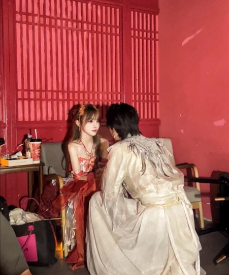 “梧桐叶落秋意浓，此后唤你戚梧可好。”
“夏姬，同我赌一把吗？”“我赌你会重新爱上我。”
你是这世间最极致的赌徒，而我亦甘愿沉沦在你的赌局之中。私心里我也不忍看我心爱之人输。
诚如你所言，我确实重新爱
