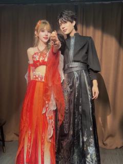 “梧桐叶落秋意浓，此后唤你戚梧可好。”
“夏姬，同我赌一把吗