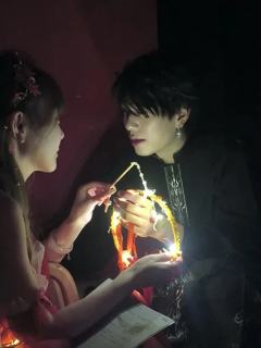 “梧桐叶落秋意浓，此后唤你戚梧可好。”
“夏姬，同我赌一把吗