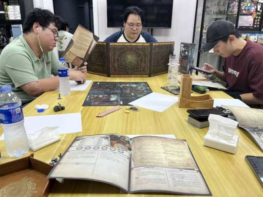 诡镇奇谈-桌面角色扮演（初始模组战报）
饥饿深渊
	5位调查员因为自己的原因，聚集在了戴蒙德的家中商讨行动，他们似乎身上都因为最近的异常遭遇了一些事件。进到家中，黛西沃克很快被自己的求知欲所控制，进到