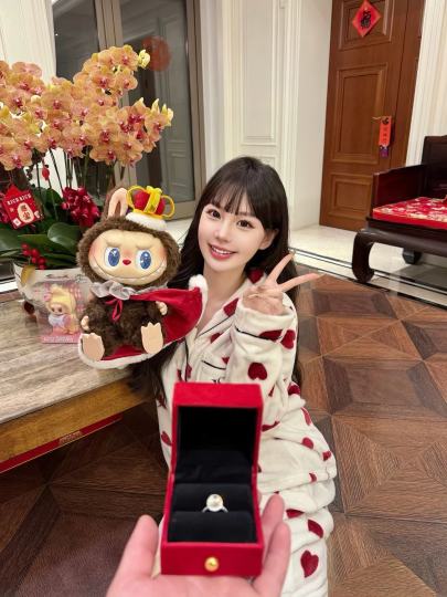 情人节限定象棋大冒险拿到手啦！
Labubu国王真的太可爱了[喝奶茶R]
毛绒披风还是能凹造型的 红鼻头太萌了[黄金薯R]
捧着的戒指盒用来放我的HW钻戒正好～
皇后吊卡实物也比图片可爱很多！
马卡龙