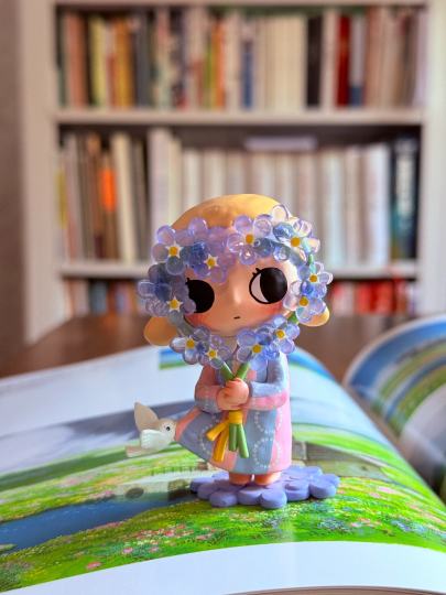 裙角的小鸟太戳我了，第一次买这个系列，我不知道她是谁，她却如此打动我的心。因为这个系列，爱上nyota 