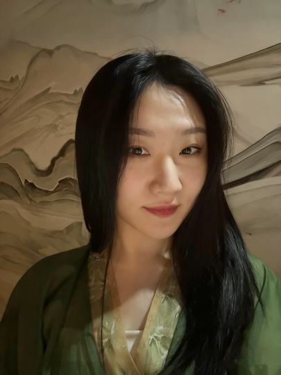 早在测本的时候就碰巧在门外听到bgm很爽 看见进去的人一个个摇的也挺开心 这是想玩的重要原因
来玩下心测跟柳梦溪各占一半的角色 方芷
我和她贴啊 哇 她在帮我做我想做的事
妖气导致的夜间嗜血 除恶 剥