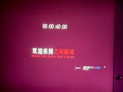 很独特，很勇敢，而且后期很有设计感，说实话被惊艳到了
---