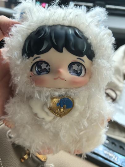 收到一只很特别的重启，眼妆很特殊，不想再售后了，看着挺顺眼就决定留下来，独一无二的宝宝～