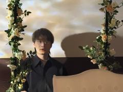 “你终于还是爱上了那镜花水月反射出的卖弄”
“我心甘情愿”
