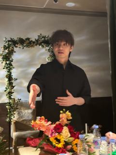 “你终于还是爱上了那镜花水月反射出的卖弄”
“我心甘情愿”
