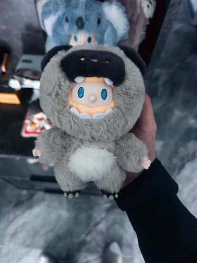 假期潮玩日记｜在家也能玩出仪式感
 
今天把客厅一角改造成了“潮玩工作室”，开了空调、点了香薰，放着歌单，开工！
 
整理与收纳
 
- 把所有盲盒按系列分好类，贴上小标签。
- 用亚克力架和收纳盒重