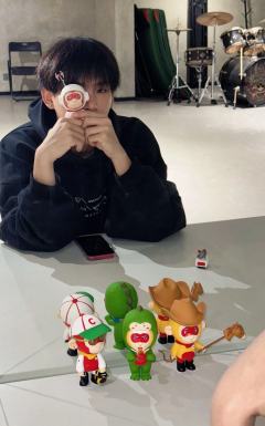 妈啊王星越居然也晒了这个版画，最近看到好多艺人都在晒，但是今