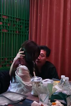 “上洗手间,借充电宝,拿外卖都要钱!”漫天飘着的美金真的让缅