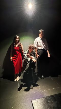“上洗手间,借充电宝,拿外卖都要钱!”漫天飘着的美金真的让缅