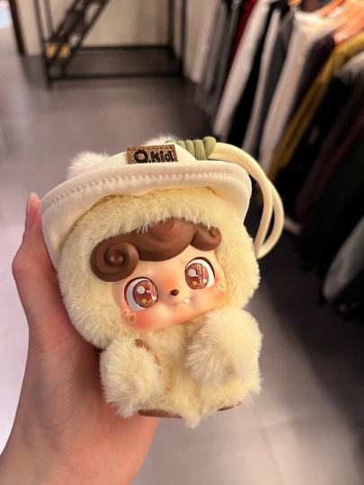 一发入魂抽到封面款 手感特别明显！全系列除隐藏外最重的一只 就按这个来👇整体偏满，六面基本摇不动，上下轻按中部有阻碍感，前后偏上位置轻按有阻碍感，左右中部轻按有阻碍感