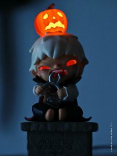 在黑暗中亮灯的效果也太绝了吧！！！
收割者的小腿腿骨头细节太