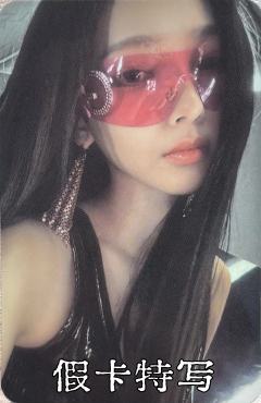 【柳智敏小卡鉴别帖第1期——speed版墨镜柚】
连专卡都造