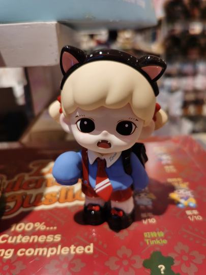 到店里面的时候，看到有一盒卡片掉罐底下了，然后我用手电筒照，唉，发现好像是芭蕾猫，我就抽了，然后还真是！！！！信一下这个方法，下次到店里面时，记得用手电筒照一下圆筒上面，说不定会有惊喜🌚🌚🌚🌚🌚🌚🌚👍