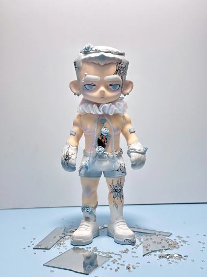 碎镜映不出完整的光，残玫瑰闻不到当初的香，原来最残忍的不是破碎瞬间，是明知拼不回，还忍不住对着碎片发呆的自己。