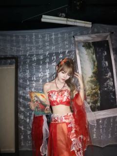 “梧桐叶落秋意浓，此后唤你戚梧可好。”
“夏姬，同我赌一把吗