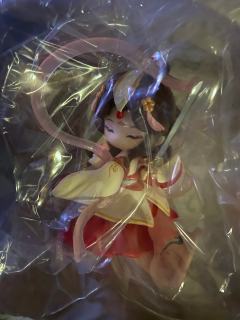 悦神，很细节，一手拈花一手执剑，衣袂飘飘😊