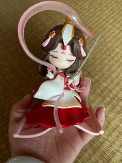 悦神，很细节，一手拈花一手执剑，衣袂飘飘😊