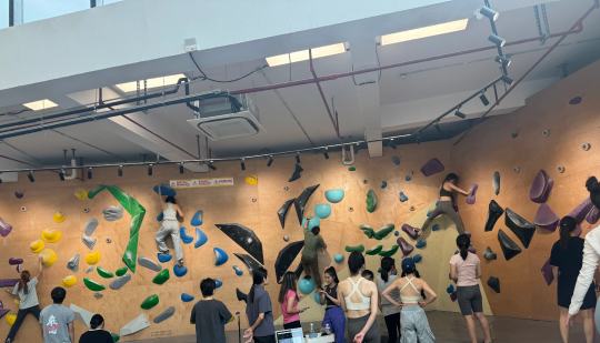 攀岩运动的人真多，第一次攀岩，加油！