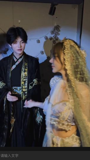 朱懿辰，你真的带我走出了天瑞二十九年春，却又把我永远困在熙元十六年冬。
最后那一场权利的战争里，死去的只有我的爱人，我的丈夫，我朝暮与共十年的唯一的光。
选择你，喜欢你，是阿乔此生做过最好的决定。
漠