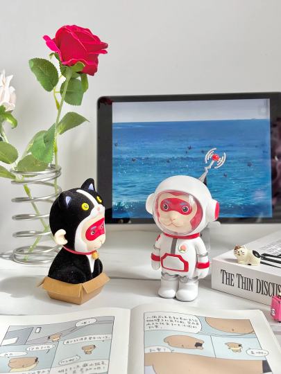 栖境和陈建周大梦想家手办真的赢麻了！拿到手完全被惊艳，质感绝啦，摸起来细腻又有分量。
航天员款—红白配色很亮眼，航天服的细节做得巨精致、质感高级、胸口的小桃子徽章萌到心颤，科幻感拉满！
黑猫款—黑白撞