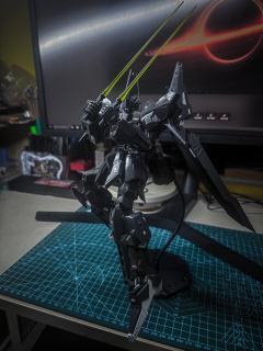 优点就是帅，隐藏水口，黑色机体不用走线，缺点就是大号hg，没