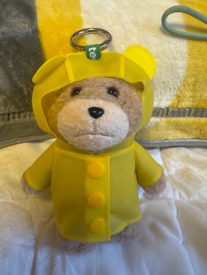 很可爱，充棉足，内置骨架可以摆各种造型，手和脚里面有磁铁可以固定在冰箱或者洞洞板上，手也可以磁吸吧唧，熊很有份量！