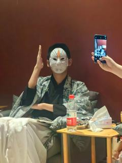 “既然这世道容不下光明，我便做永夜的王。”

剧本：《极乐》