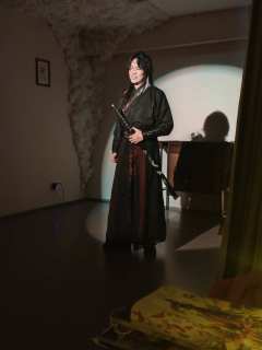 “月隔云端，遥不可及，若连踮脚望月的资格也失去，人生何望。”