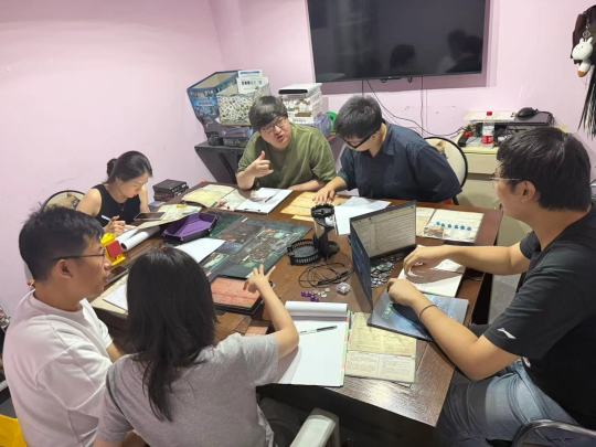 游戏刚到 亲自带了三车 一共14人 第一车4人可能我对剧本演绎还不太熟练 微卡 但体验还算可以 后面两车满配五人体验感都不错 虽然比较费gm 这些人中有打诡镇卡牌的老玩家 有资深dnd跑团的玩家 有只